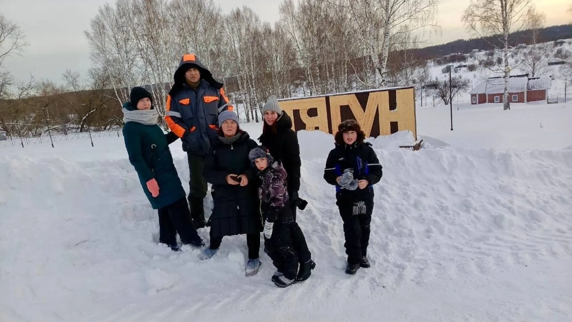 Многодетной семье из Заринска вручили медаль «Родительская слава» Многодетной семье из Заринска вручили медаль «Родительская слава»