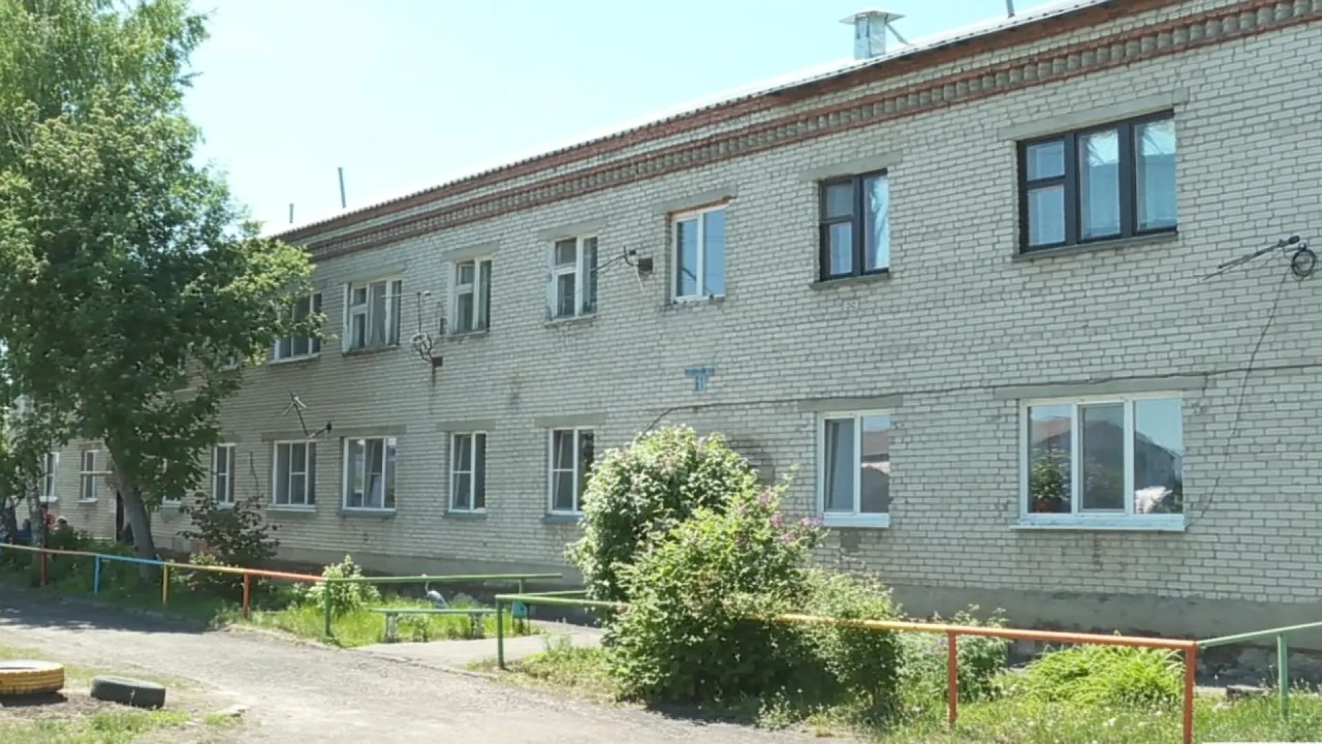 Жителям дома на территории Барнаульского ипподрома грозят блокадой