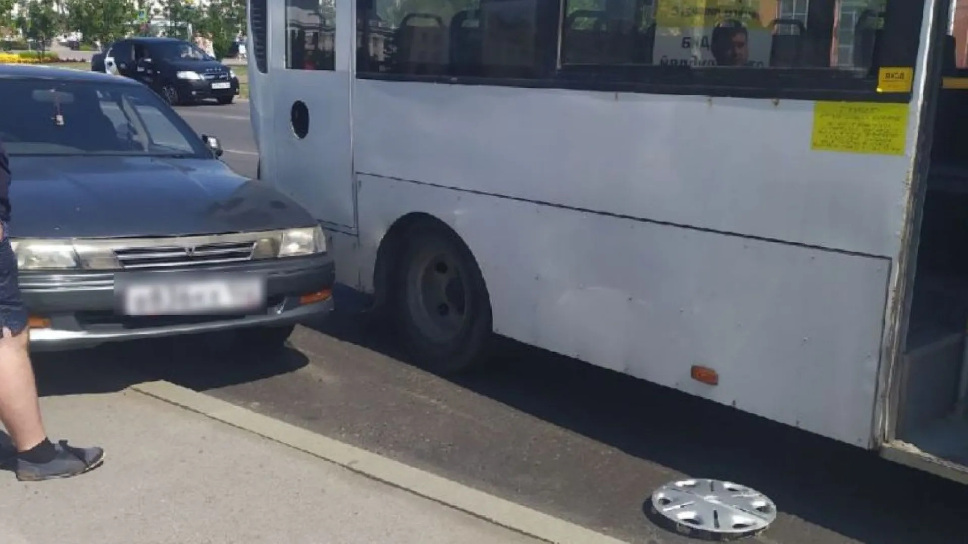Легковушка врезалась в автобус на остановке в центре Барнаула