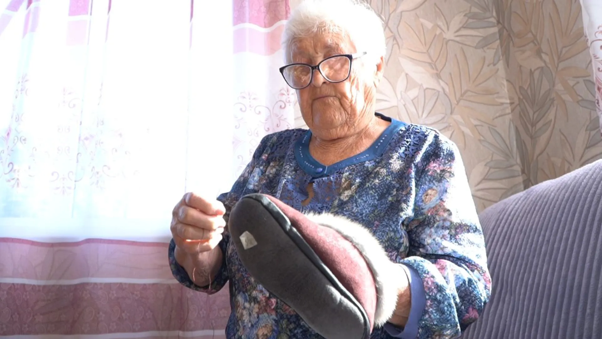 «Без работы не могу сидеть»: 95-летняя жительница села Шипуново шьёт, вяжет и делает тапочки «Без работы не могу сидеть»: 95-летняя жительница села Шипуново шьёт, вяжет и делает тапочки