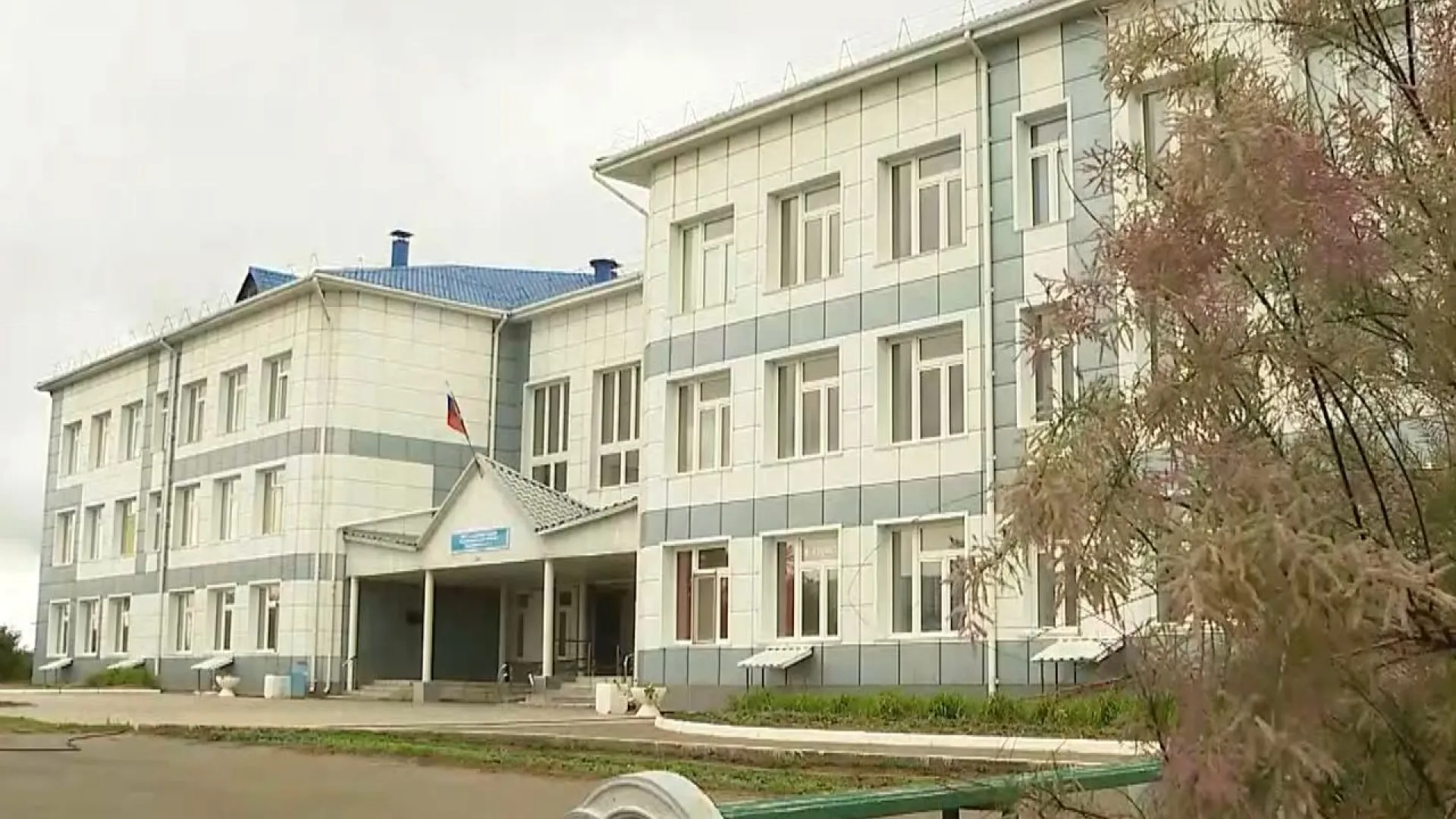 850 учеников ютятся в Завьяловской средней школе, рассчитанной всего на 340 человек. Какое решение проблемы нашли местные власти