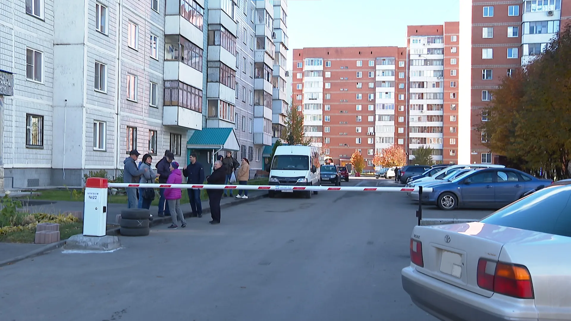 Жители барнаульской многоэтажки не могут проехать к своему дому из-за шлагбаума соседей