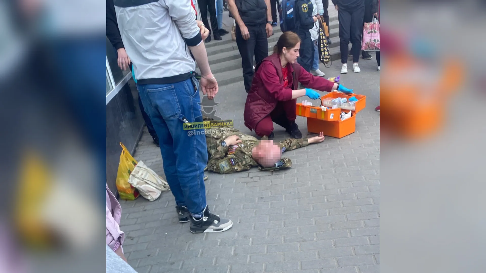 Человеку в военной форме стало плохо возле барнаульского ТРЦ