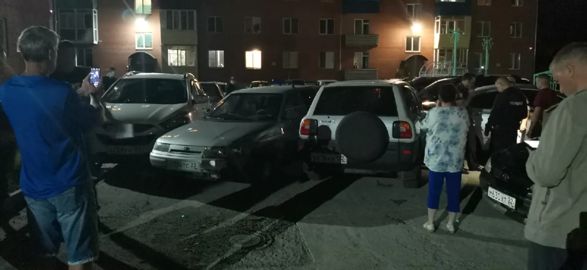 Выбил страйк: бийчанин протаранил семь припаркованных автомобилей Выбил страйк: бийчанин протаранил семь припаркованных автомобилей
