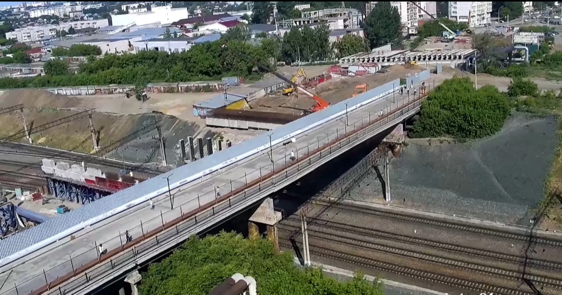 К обустройству котлована приступили на мосту в Барнауле