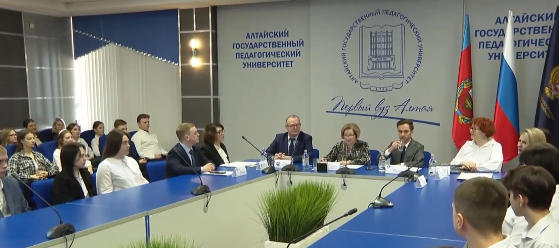 Гендиректор Российского общества «Знание» Максим Древаль встретился с алтайскими студентами