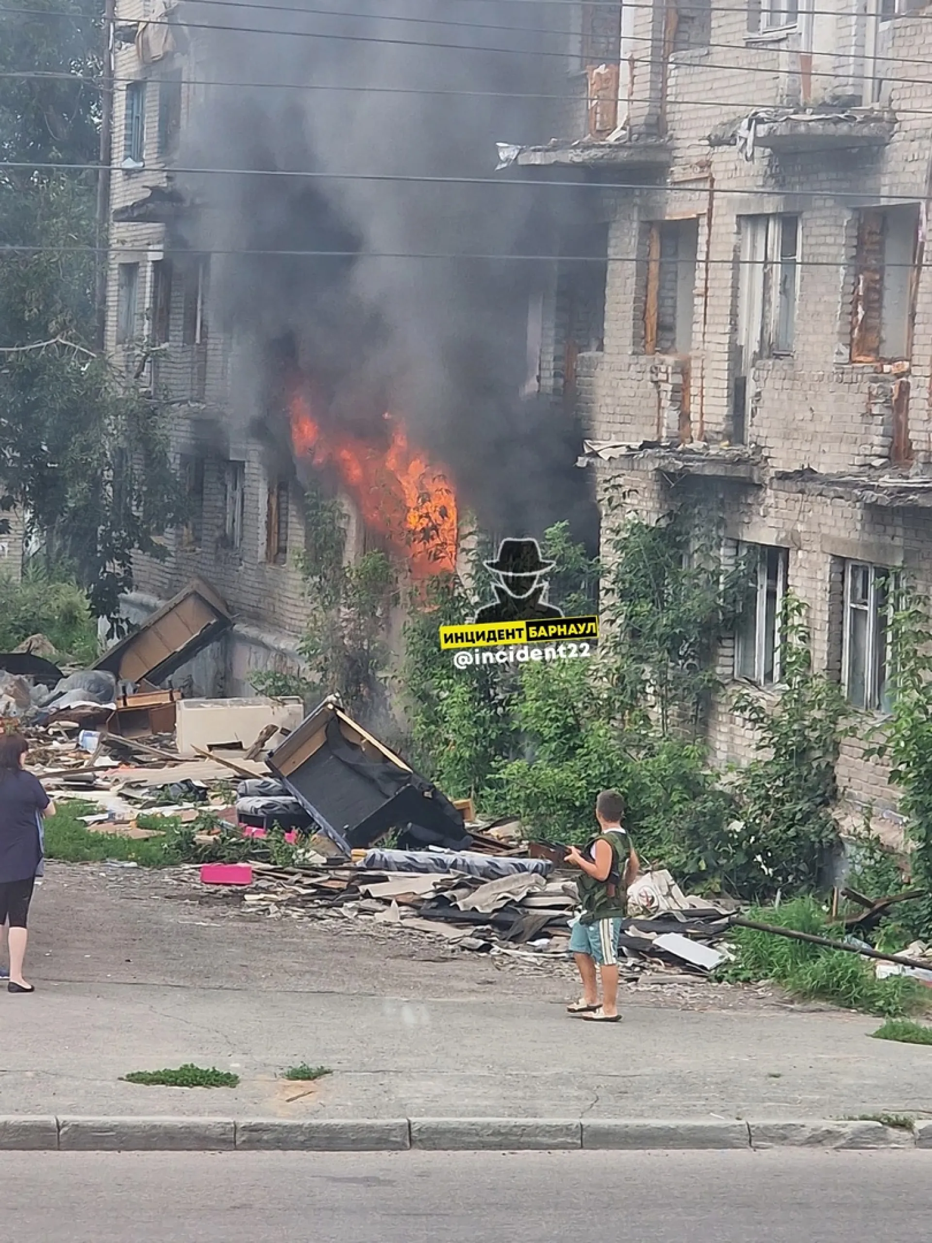 Расселенный дом загорелся в Барнауле