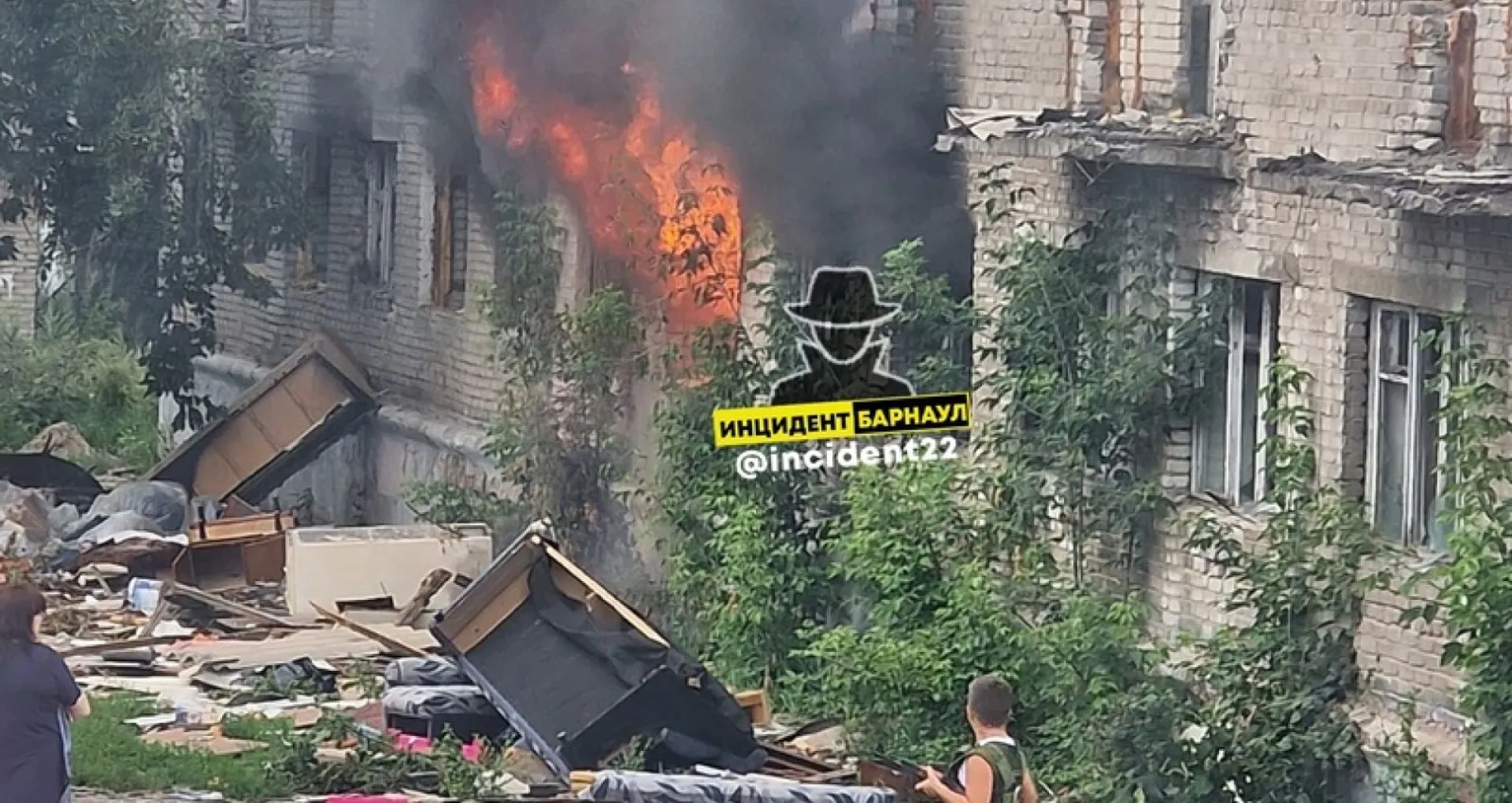 Горевший аварийный дом снесут в Барнауле