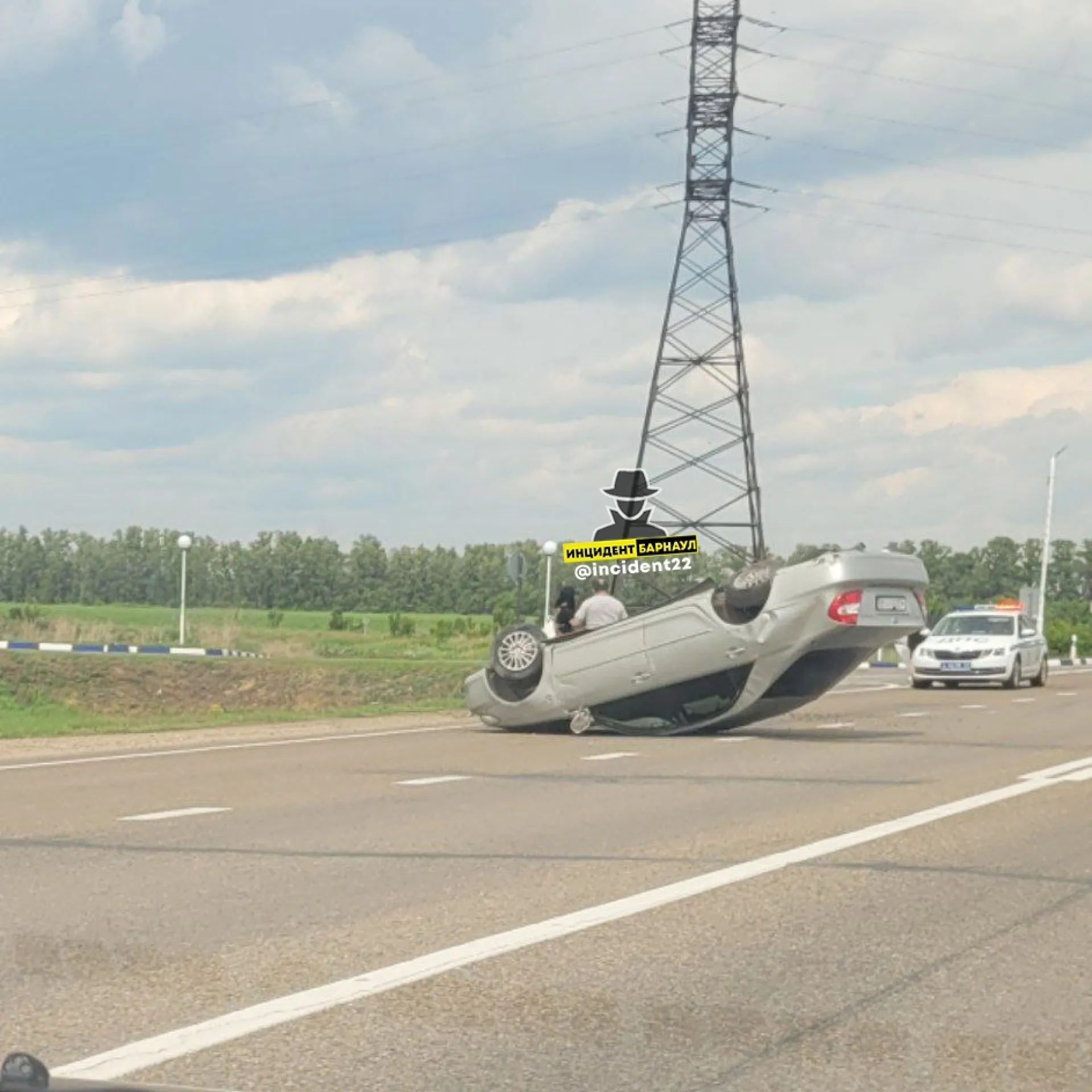 Перевернутый автомобиль лежит на трассе Алтайского края