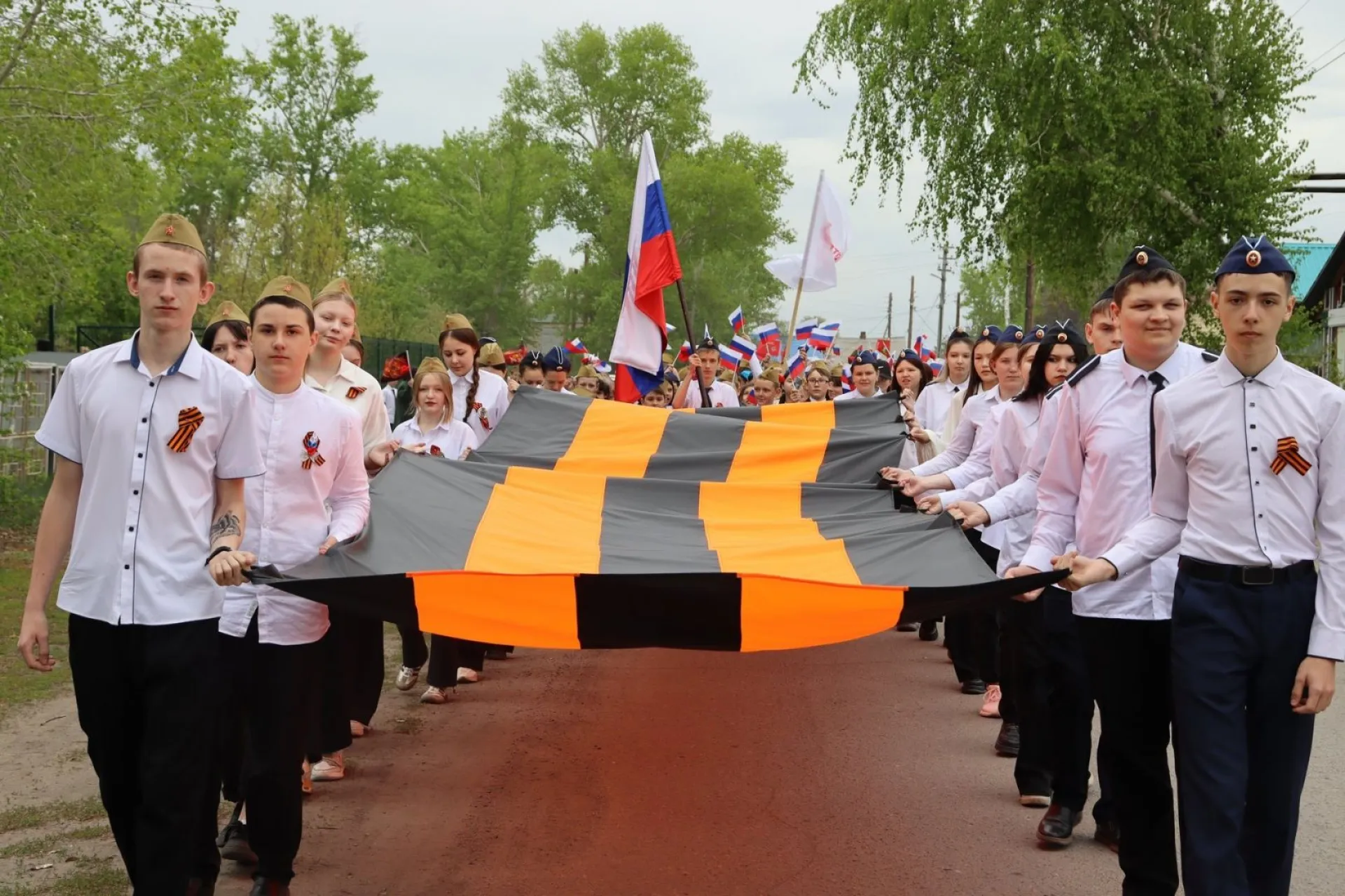 10-метровую георгиевскую ленту пронесли школьники по улицам села Бурла