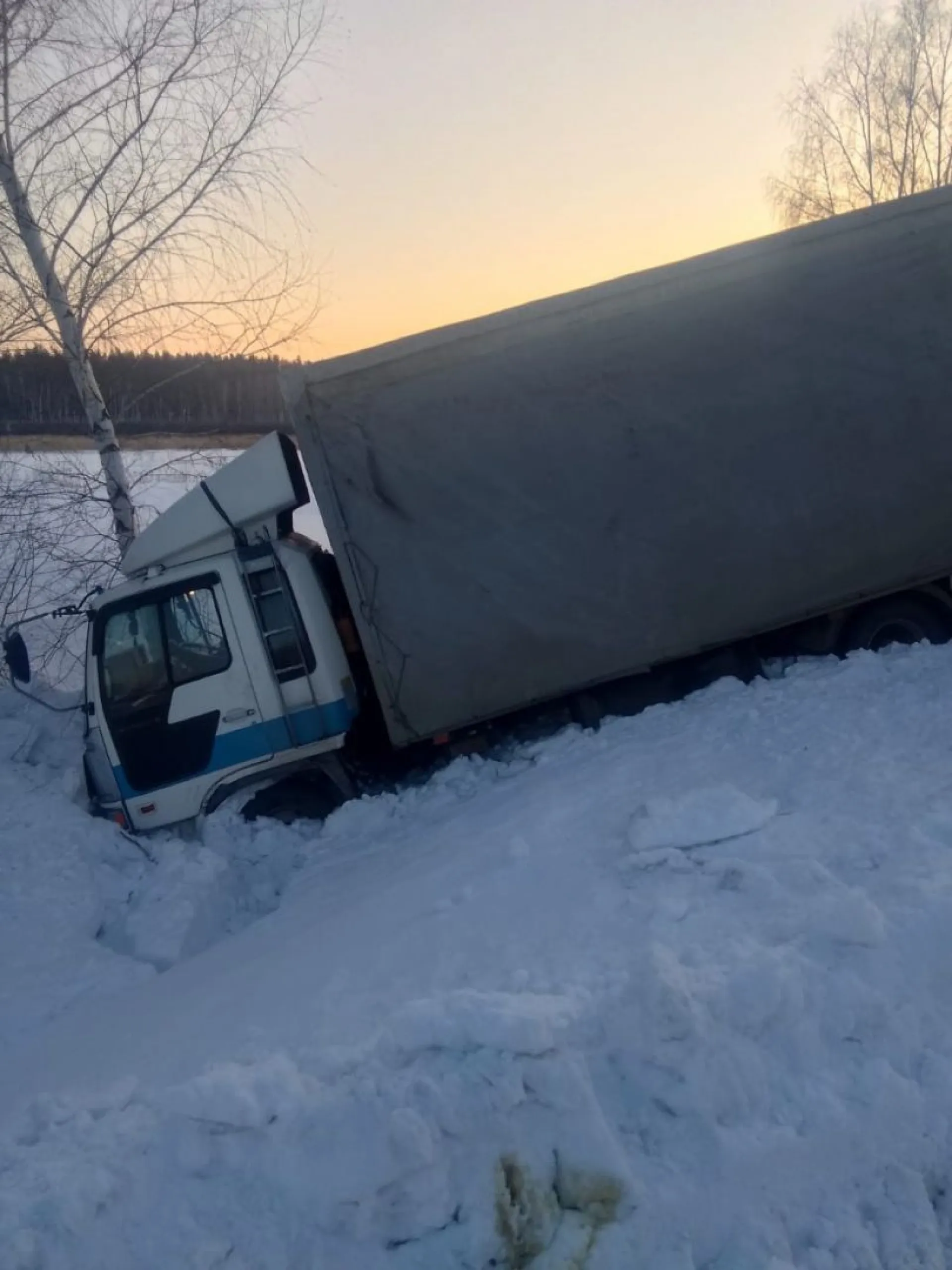 Дорожники помогли вытащить грузовик, слетевший с трассы в Алтайском крае