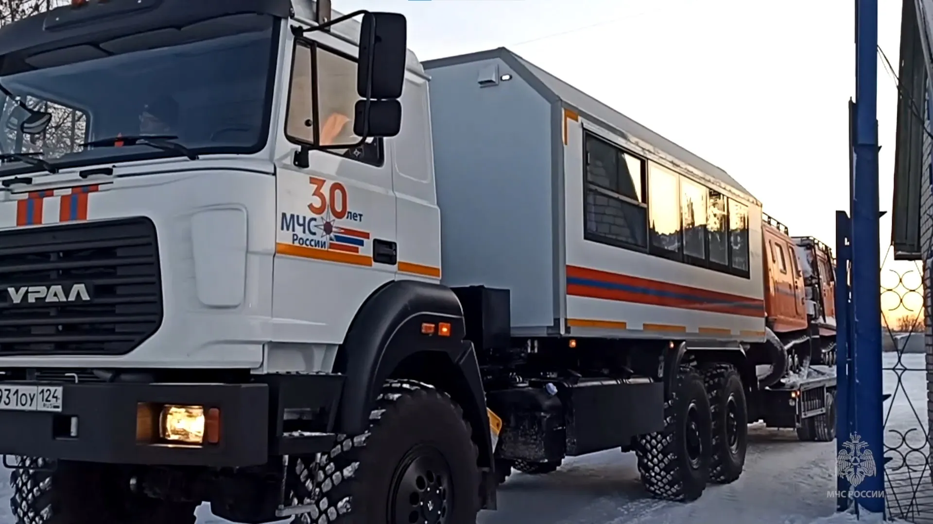 Сотрудники МЧС дежурят на трассах в Алтайском крае из-за непогоды Сотрудники МЧС дежурят на трассах в Алтайском крае из-за непогоды
