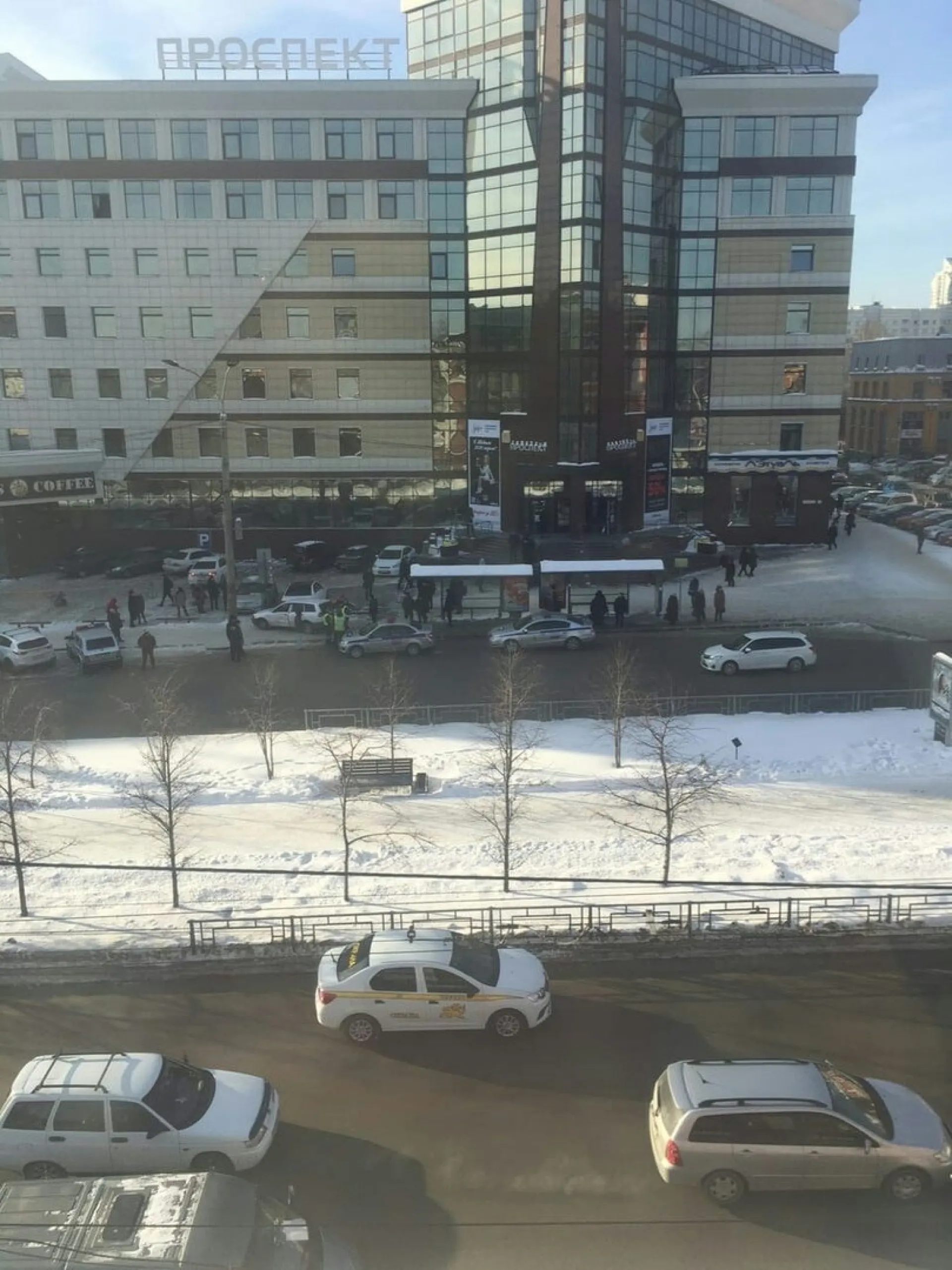 Иномарка снесла остановку с людьми в Барнауле