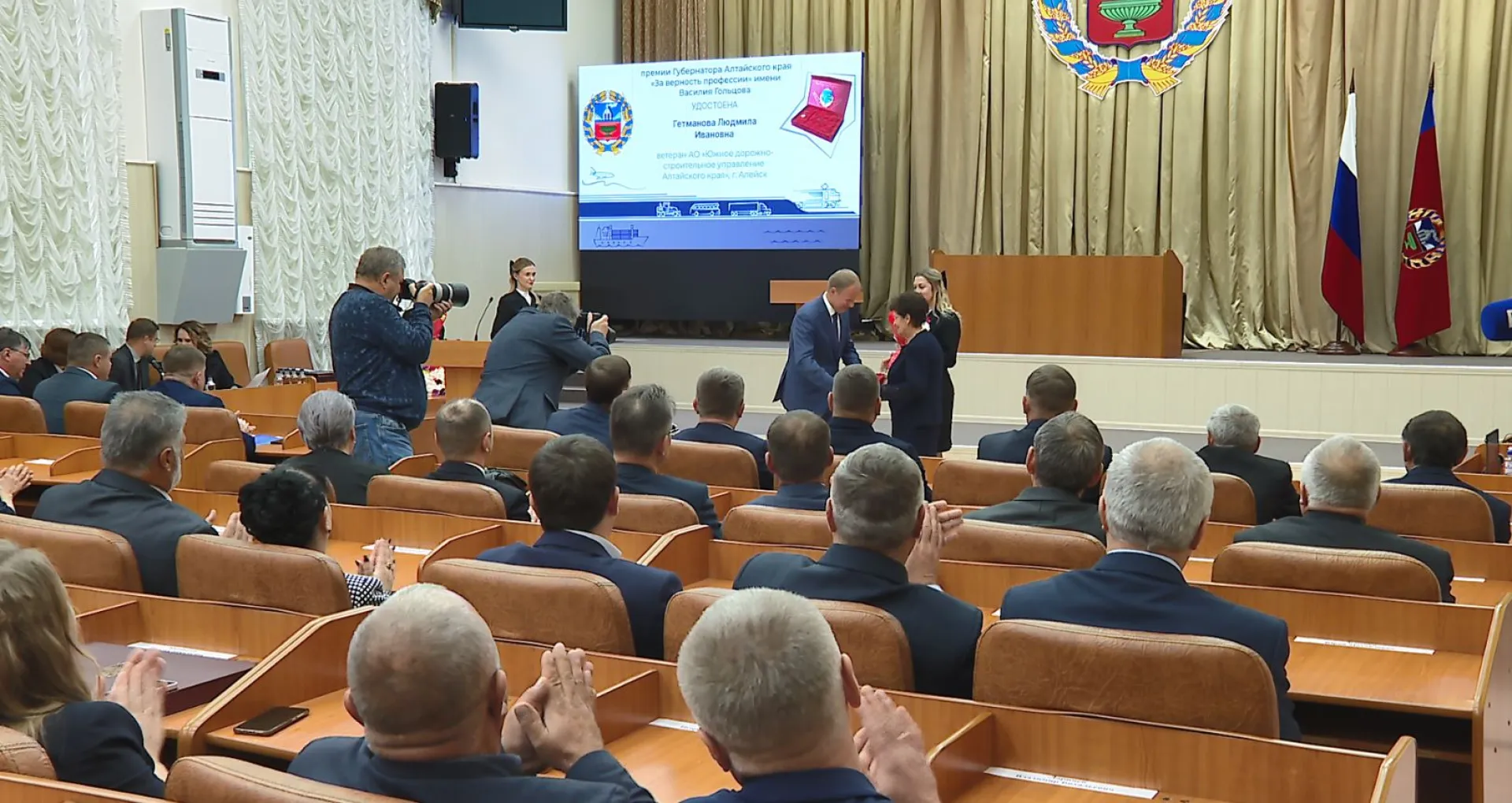 Губернатор Виктор Томенко наградил лучших работников дорожного хозяйства, автомобильного и городского пассажирского транспорта