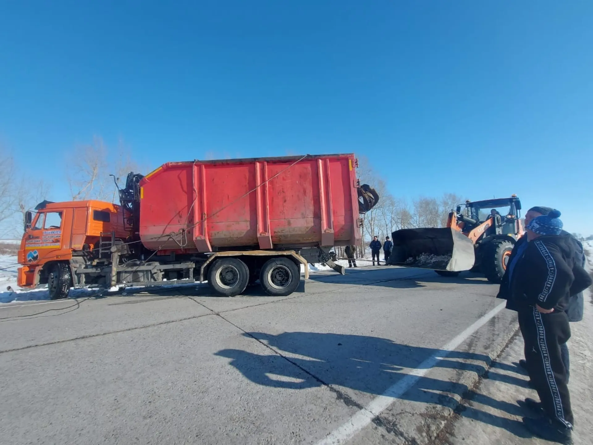 Дорожники помогли водителю большегруза, съехавшему в кювет на трассе Алтайского края Дорожники помогли водителю большегруза, съехавшему в кювет на трассе Алтайского края