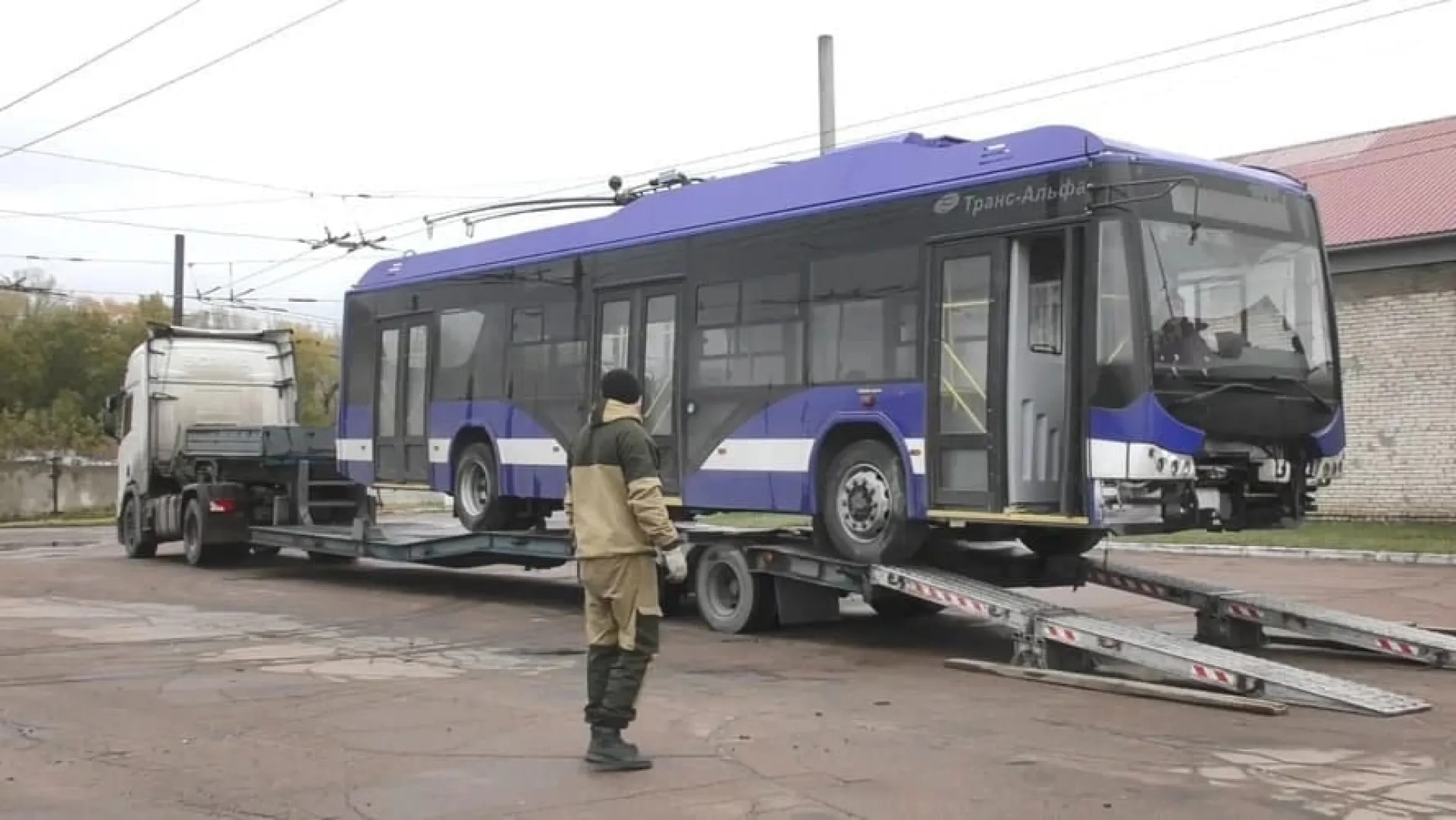 В Рубцовск доставили новый троллейбус В Рубцовск доставили новый троллейбус