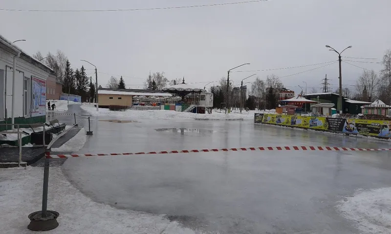 В барнаульском парке закрыли каток из-за непогоды