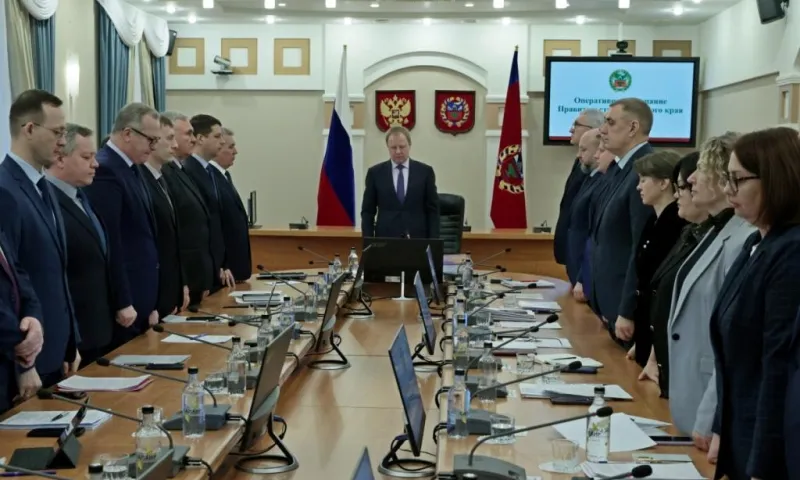 Рабочая неделя в правительстве Алтайского края началась с минуты молчания