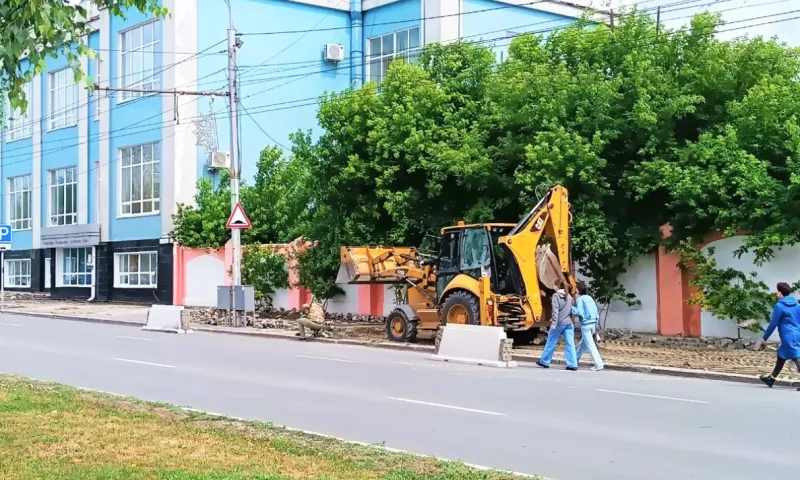Тротуар обновляют в историческом центре Барнаула