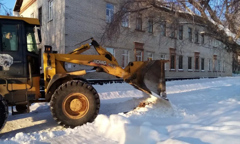 Более 1300 рабочих очищают улицы Барнаула от снега 14 декабря
