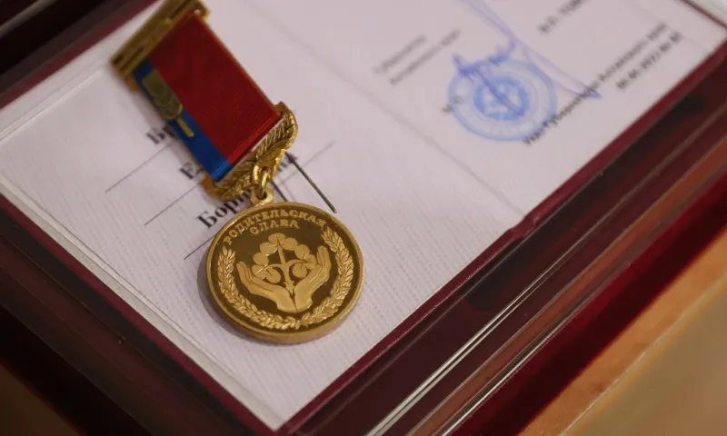 Многодетные семьи Алтайского края в преддверии Дня матери получили региональные награды от губернатора