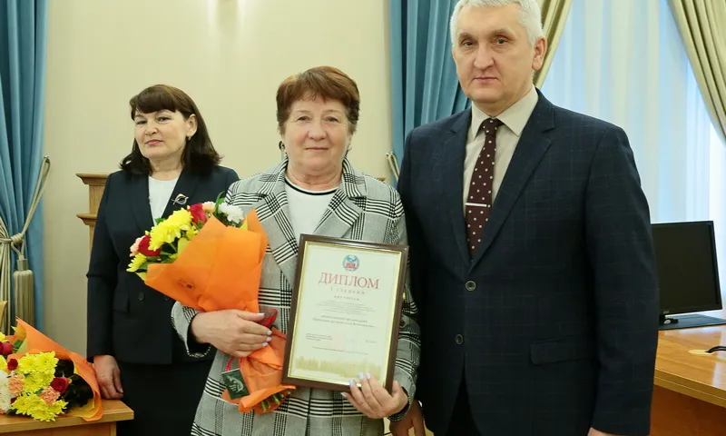 Лучших народных дружинников наградили в Правительстве Алтайского края