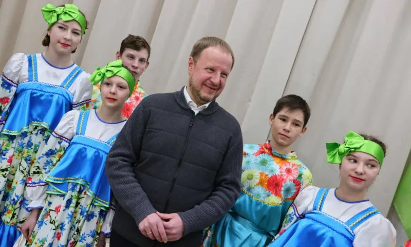 Виктор Томенко посетил отремонтированную школу искусств в Завьялове