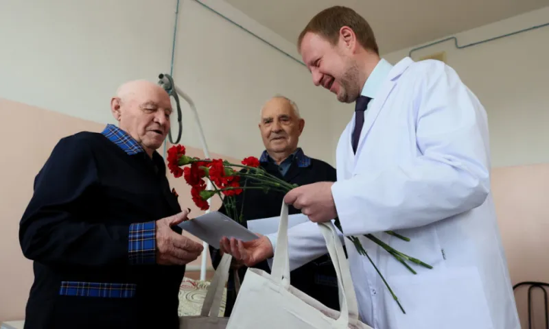 Виктор Томенко посетил Алтайский краевой госпиталь для ветеранов войн