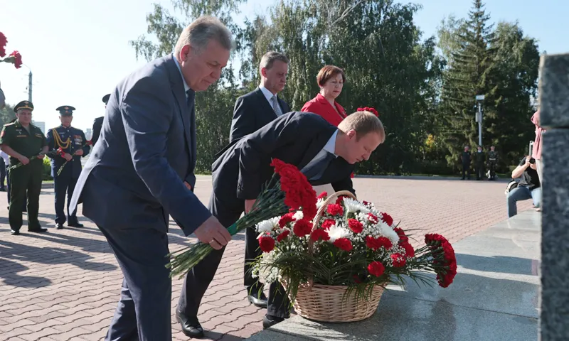 Виктор Томенко в честь 80-летия Курской битвы возложил цветы к Мемориалу Славы в Барнауле