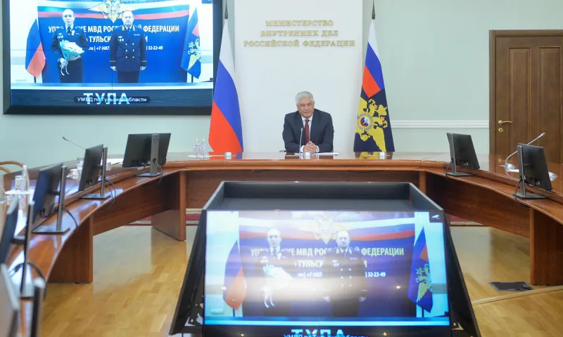 Владимир Колокольцев поздравил сотрудников органов внутренних дел, отличившихся при спасении погибавших, c высокими наградами