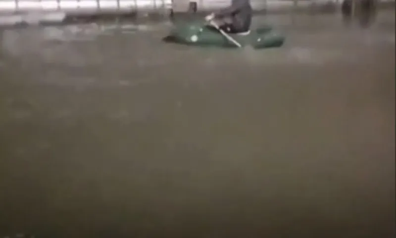 Бийчанин прокатился на лодке по улице города