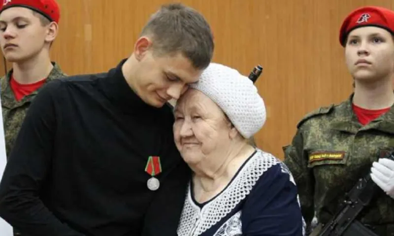 Уроженцу Алтайского края Александру Макарову вручили медаль Суворова за подвиги во время спецоперации