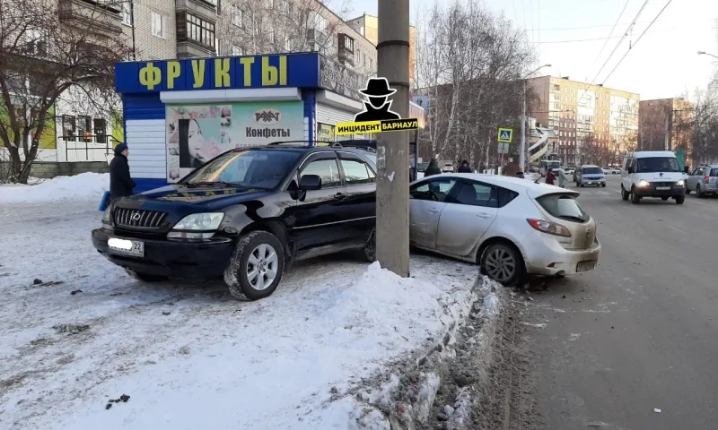 Автомобиль протаранил припаркованный Lexus и киоск в Барнауле