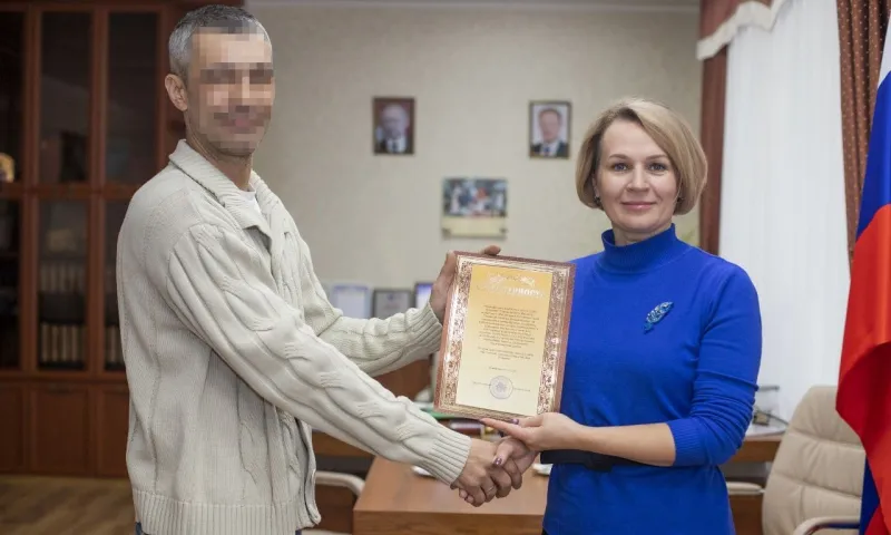 Министру соцзащиты Алтайского края вручили благодарность от мобилизованных из региона