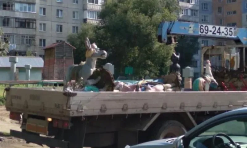 Нам любые дороги дороги: «бременских музыкантов» увезли из двора в Барнауле