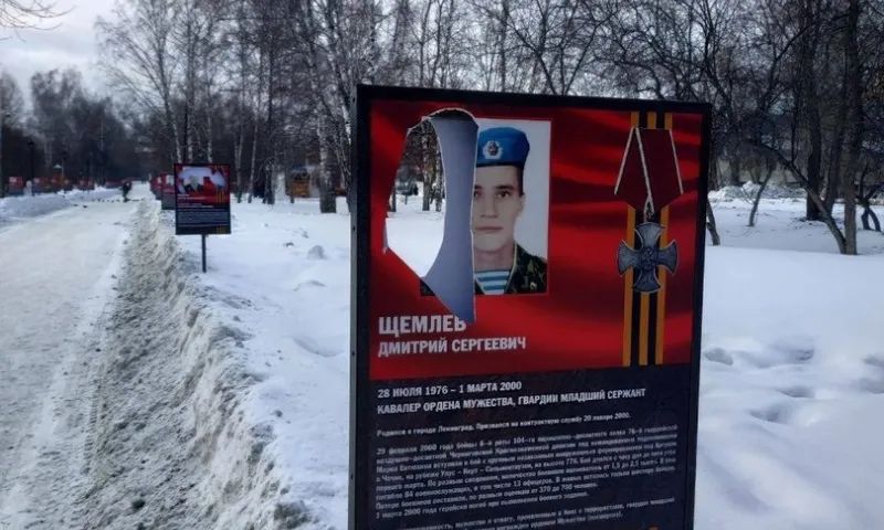 Баннеры на Аллее памяти воинам-десантникам повредили вандалы в Барнауле