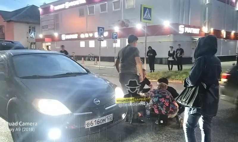 Подросток на самокате попал под машину в Барнауле