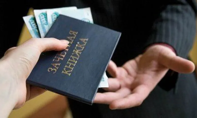 Преподаватель алтайского университета обвиняется в неоднократном получении взяток