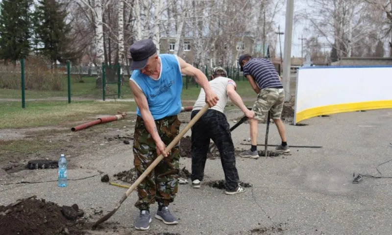 Хоккейную коробку начали строить в селе Усть-Пристань