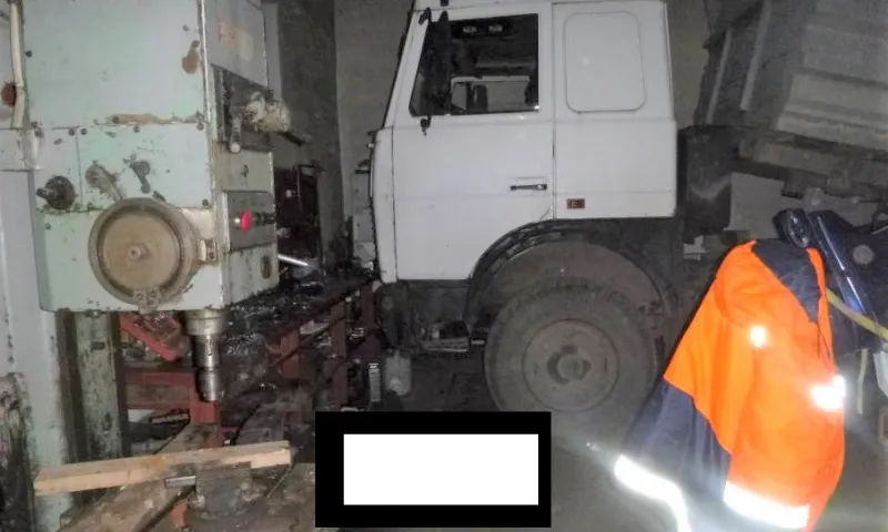 На алтайского автомеханика наехал автомобиль во время ремонта