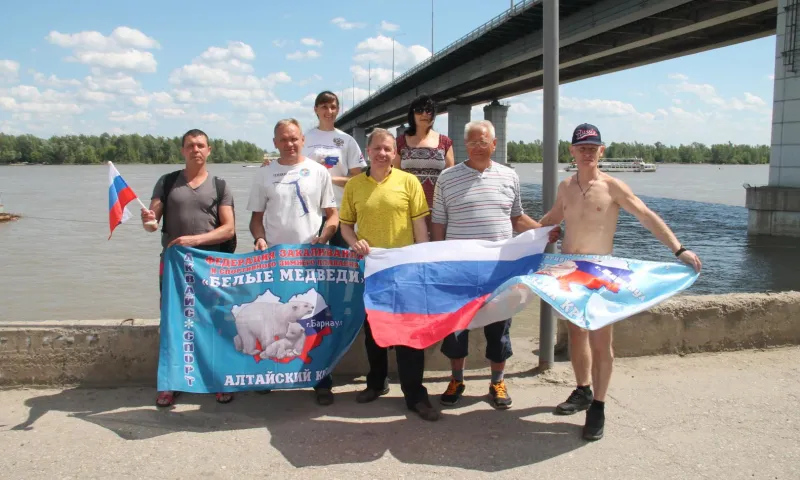 «Белые медведи» переплыли Обь в честь Дня России