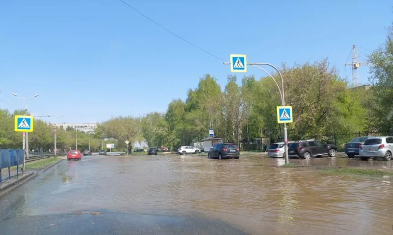 Водопроводной водой затопило одну из улиц Барнаула