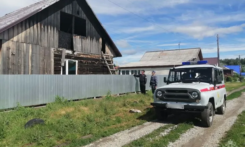 В Алтайском крае росгвардейцы спасли инвалида из горящего дома