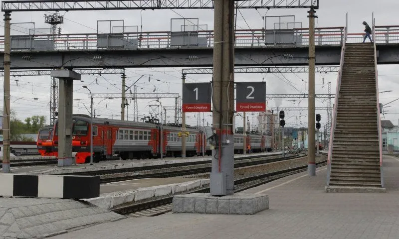 Транспортные полицейские спасли мужчину на железнодорожных путях в Барнауле