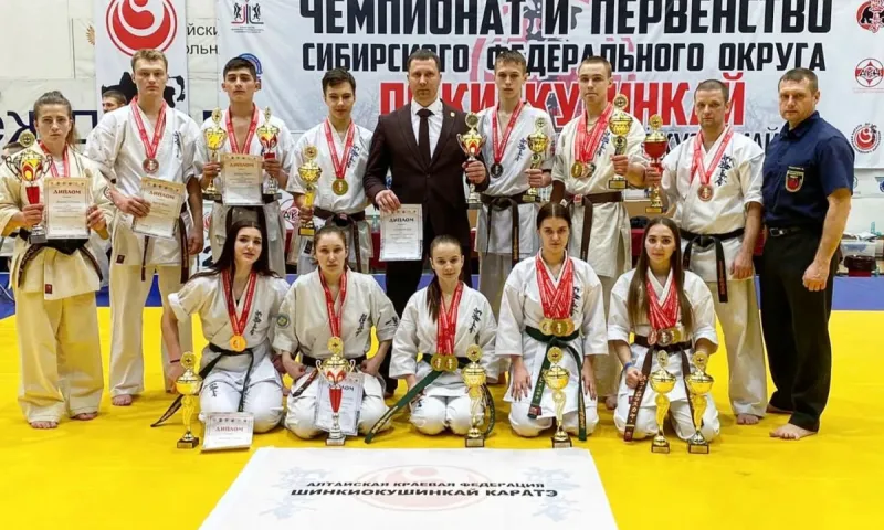 Алтайские каратисты взяли серебро в командном зачете на первенстве Сибири
