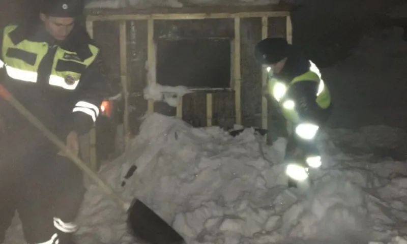 Полицейские спасли людей из горящего дома в Бийске