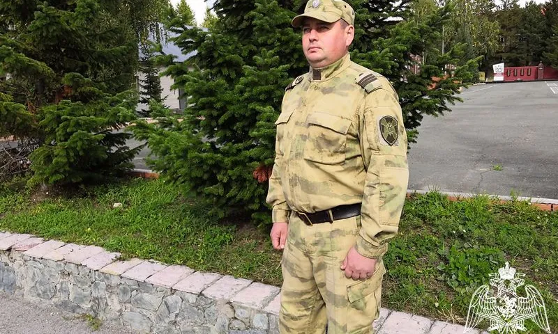 Росгвардеец спас внезапно упавшую на улице жительницу Барнаула