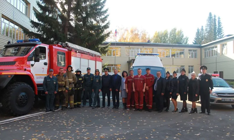 Для школьников Барнаула провели открытый урок по ОБЖ с участием экстренных служб