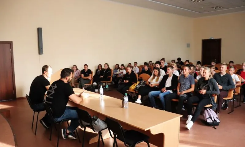 В Барнауле олимпийский чемпион по гребле на байдарках ответил на вопросы воспитанников АУОР о мотивации и высоких результатах