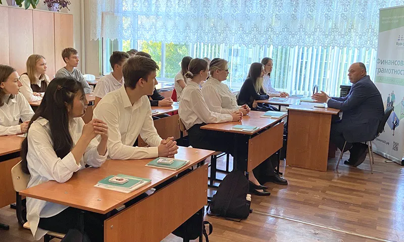 Министр финансов Алтайского края провел урок для барнаульских школьников
